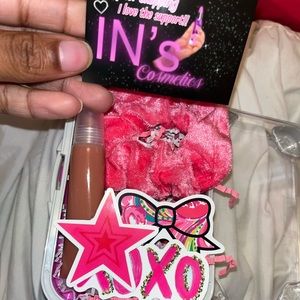 I’m selling handmade lipgloss